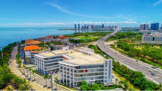 复兴城一区滨海航拍，园区建筑、绿地与世纪大桥