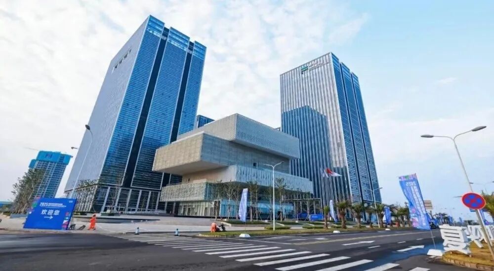 复兴城国际数字港建筑外观，玻璃办公楼与入口公共空间